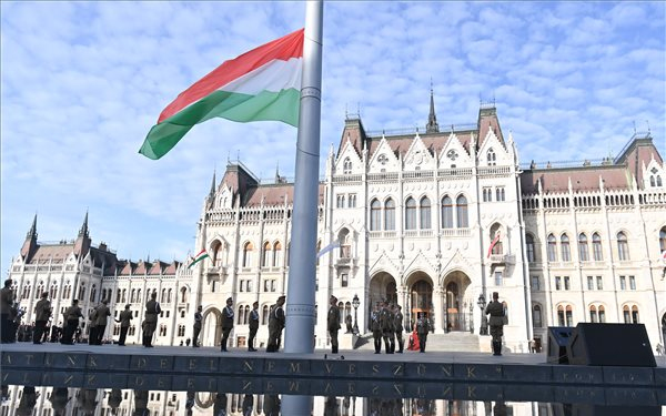 Október 23. - Felvonták a nemzeti lobogót az Országház előtt